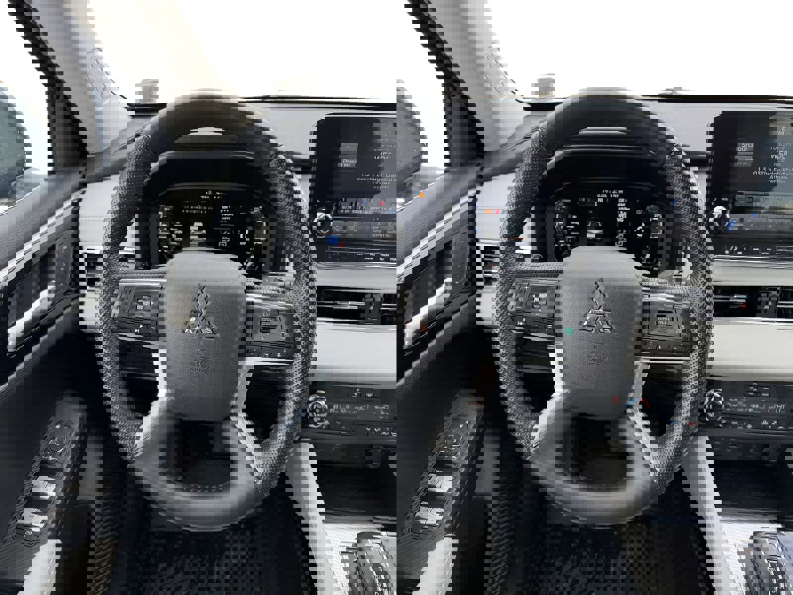 Used 2024 Mitsubishi Outlander SEL image 13