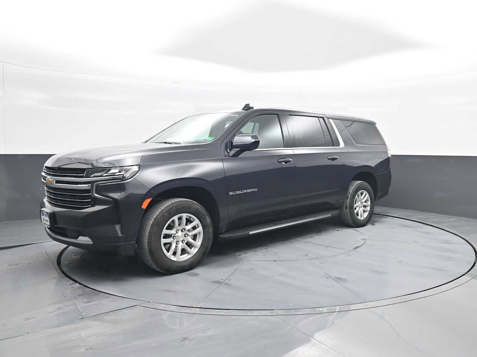 Used 2024 Chevrolet Suburban LT image 4