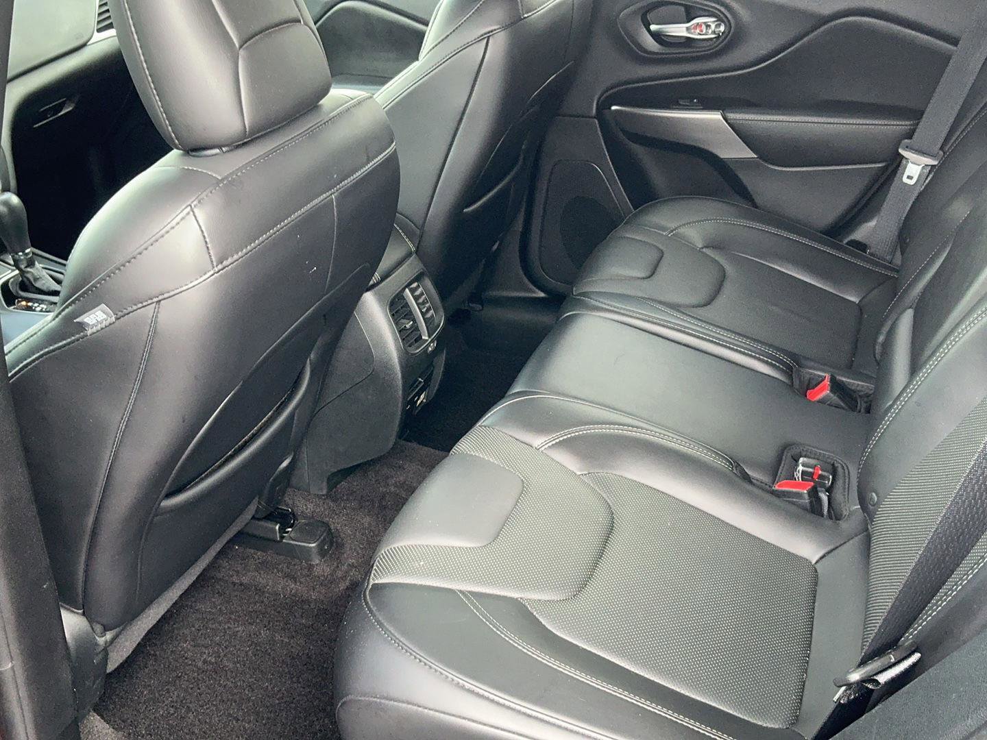 Used 2019 Jeep Cherokee Limited image 24