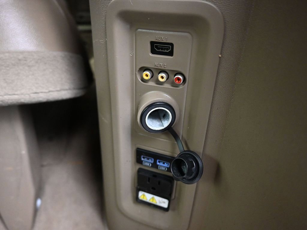 Used 2014 Chrysler Town & Country Touring image 33