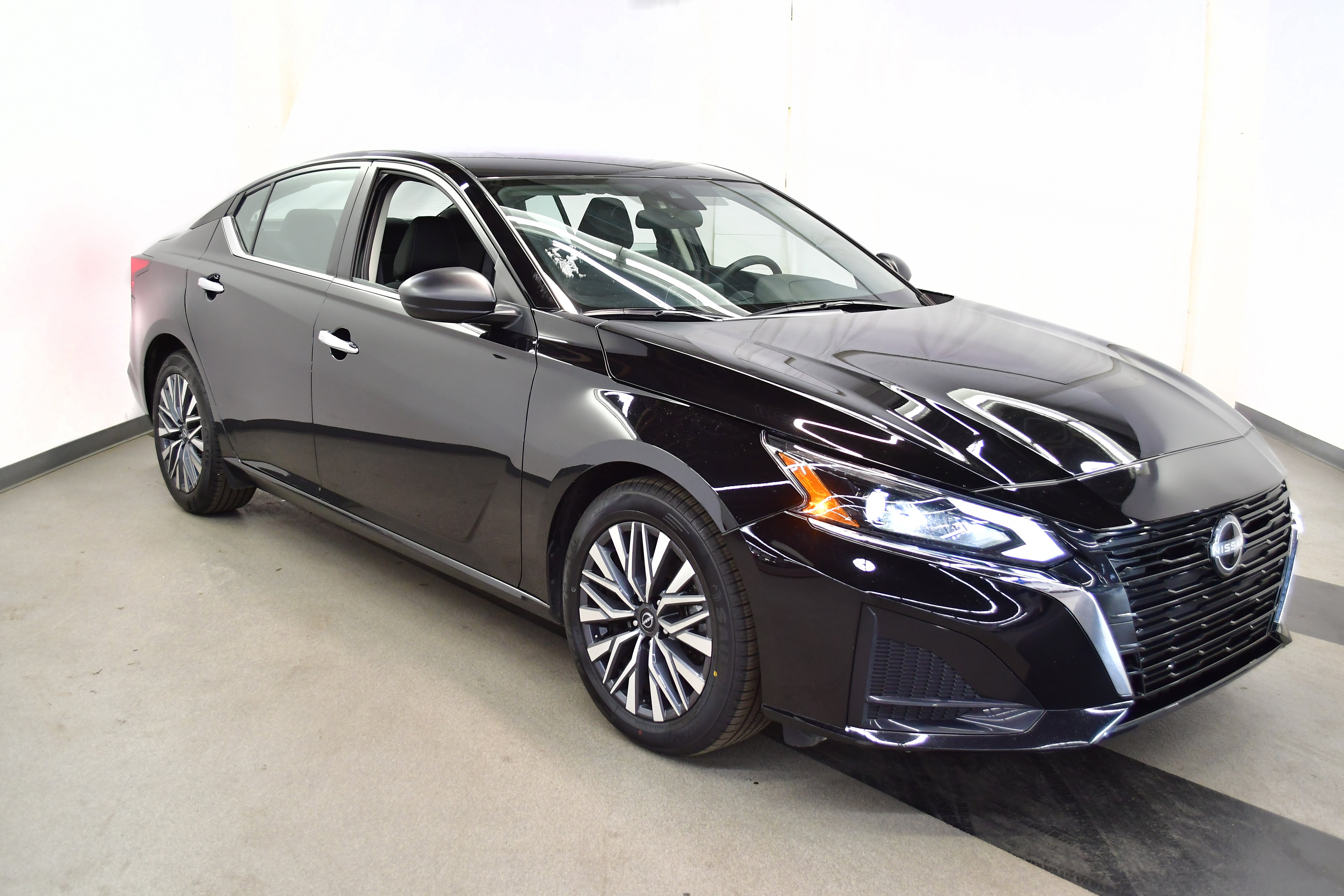 Used 2025 Nissan Altima 2.5 SV FWD image 2