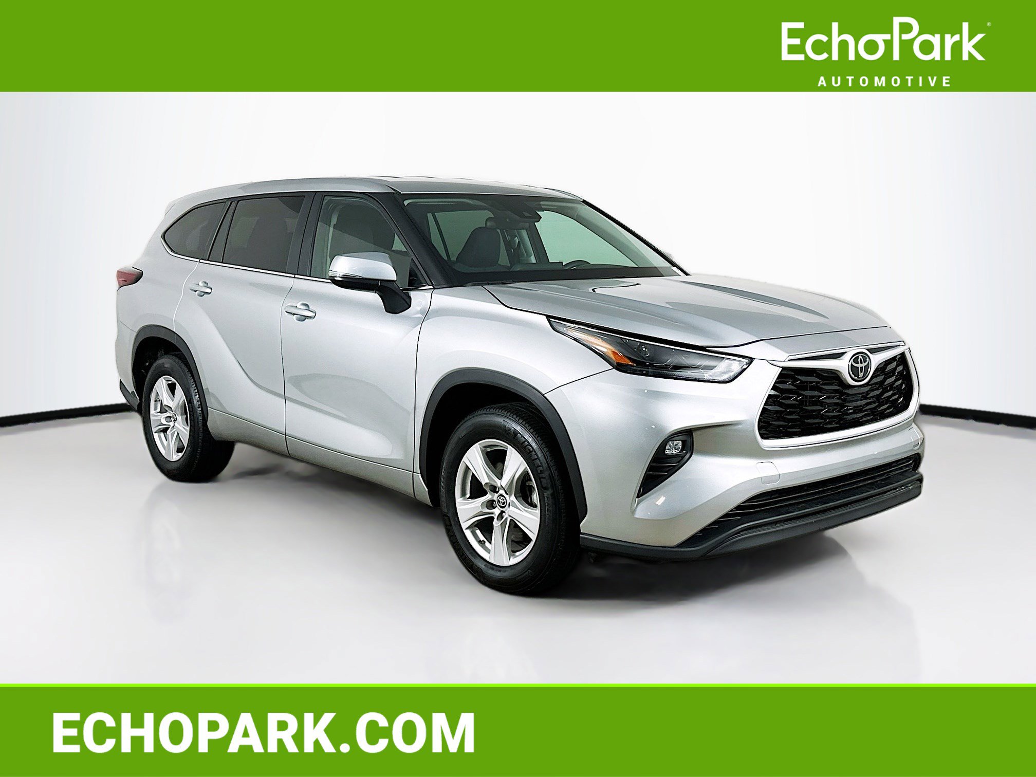 Used 2025 Toyota Highlander LE FWD image 1