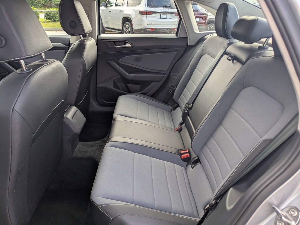 Used 2025 Volkswagen Jetta SE FWD image 12