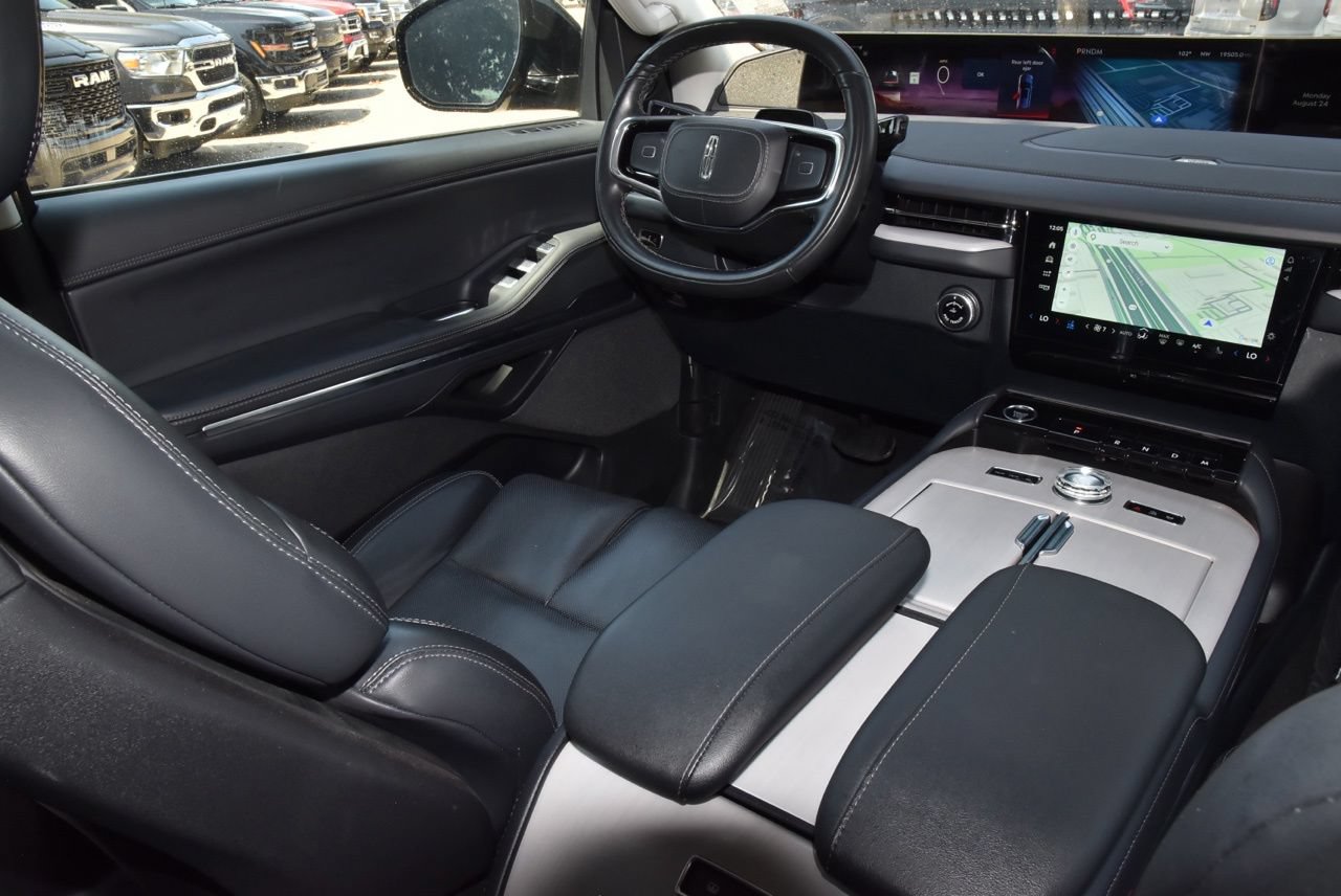 Certified 2025 Lincoln Navigator Reserve AWD/4WD image 16