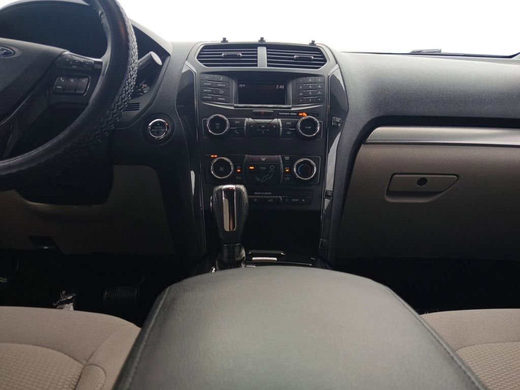 Used 2018 Ford Explorer XLT image 11