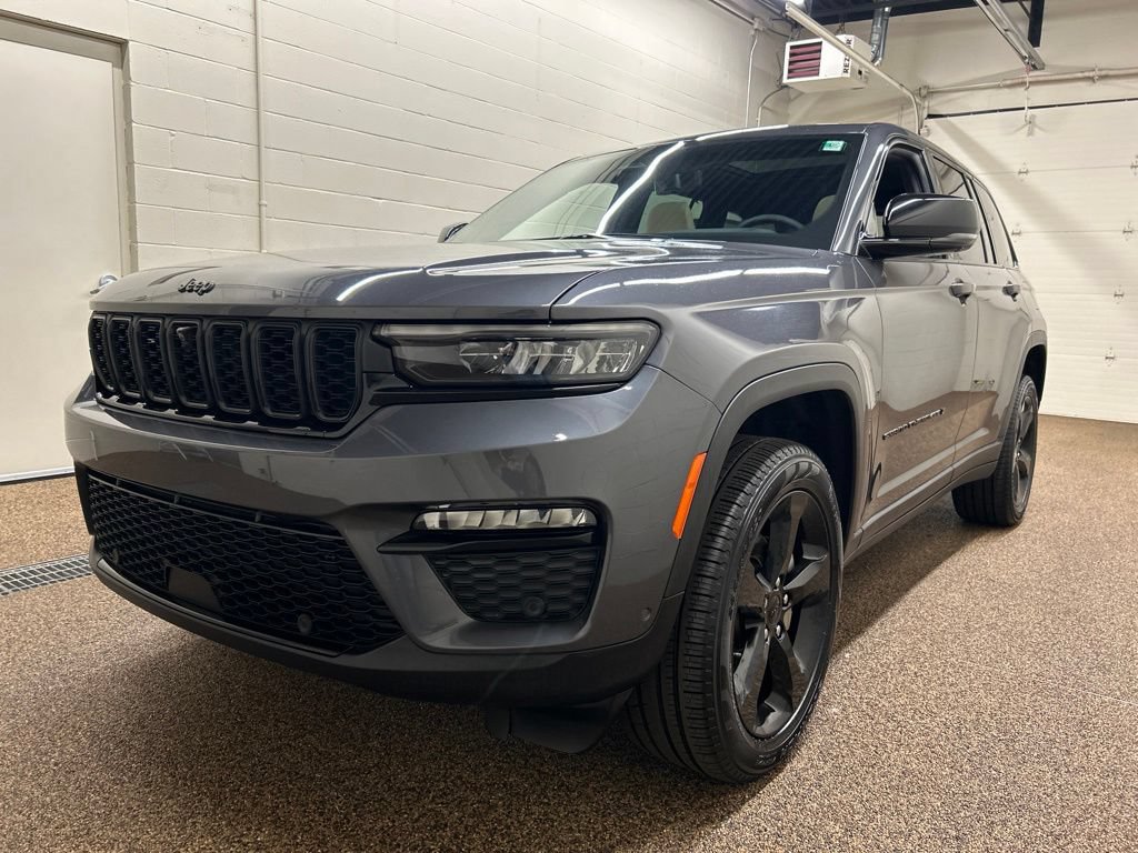 Used 2025 Jeep Grand Cherokee Limited w/ Luxury Tech Group II AWD/4WD image 5