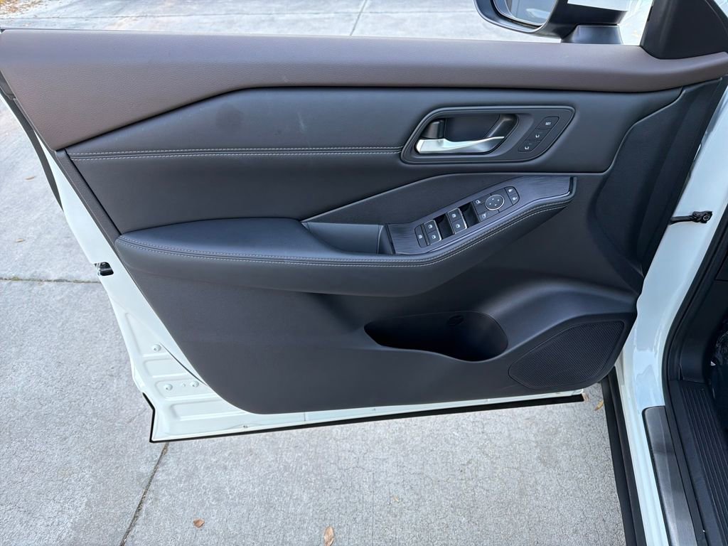 Used 2023 Nissan Rogue SL w/ SL Premium Package image 18