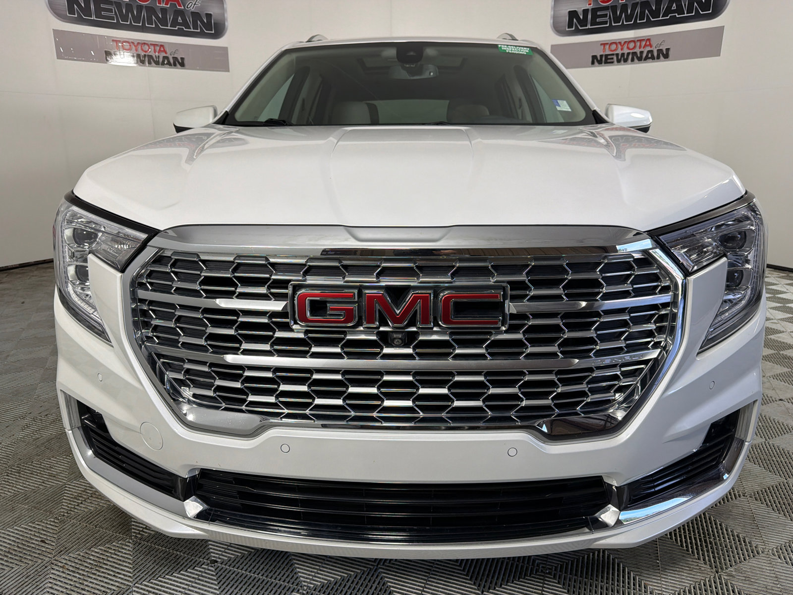 Used 2022 GMC Terrain Denali w/ Denali Premium Package AWD/4WD image 10