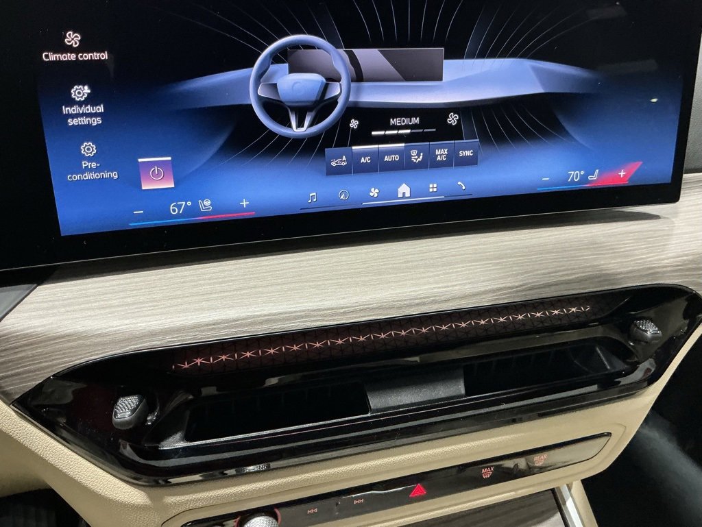 Used 2025 BMW 330i Sedan w/ Convenience Package image 11