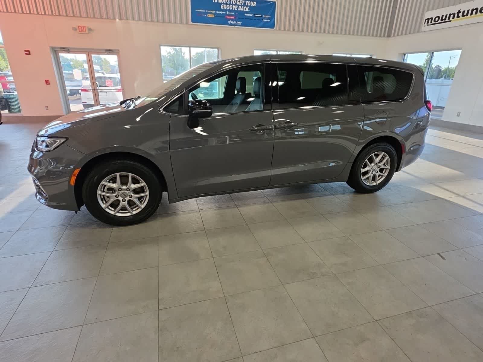 Used 2025 Chrysler Pacifica Select FWD image 12
