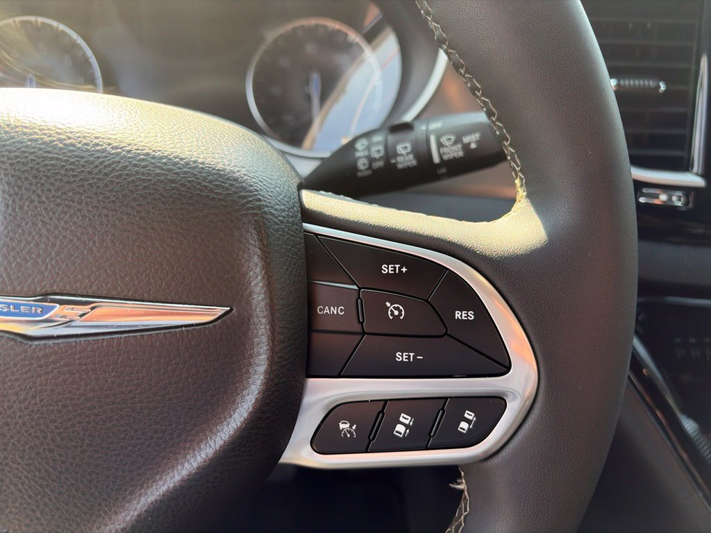 Certified 2025 Chrysler Pacifica Select FWD image 27