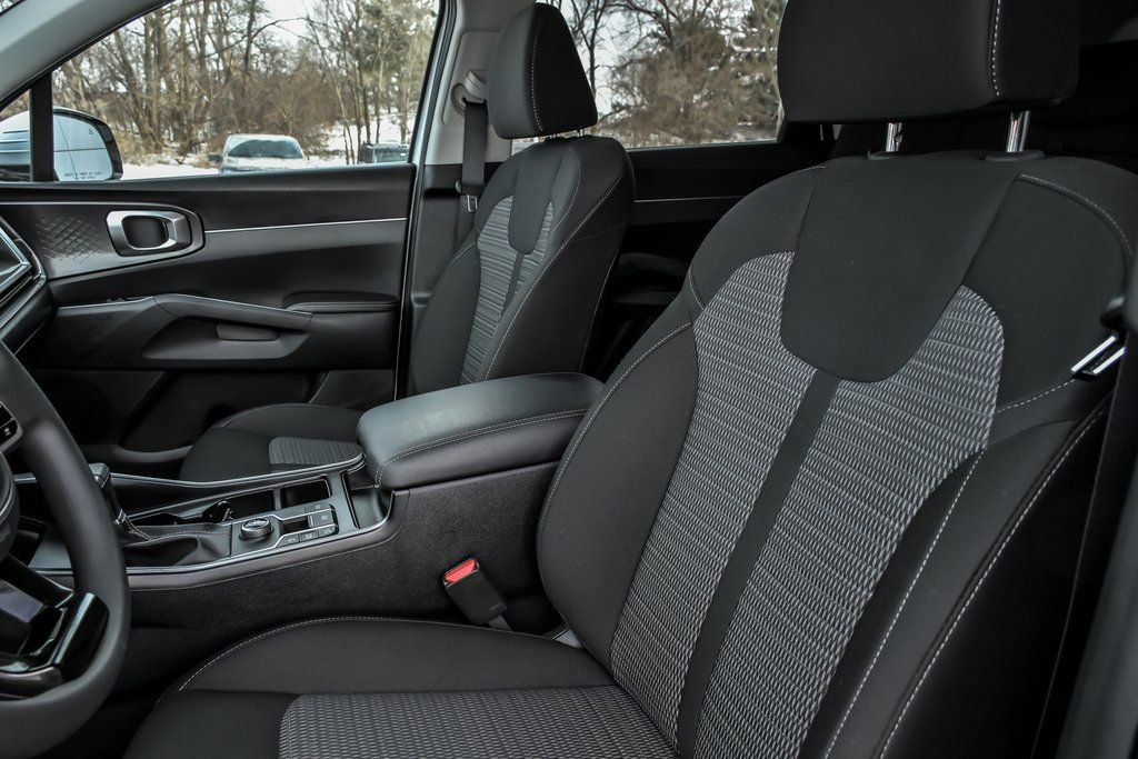 Used 2025 Kia Sorento LX image 15