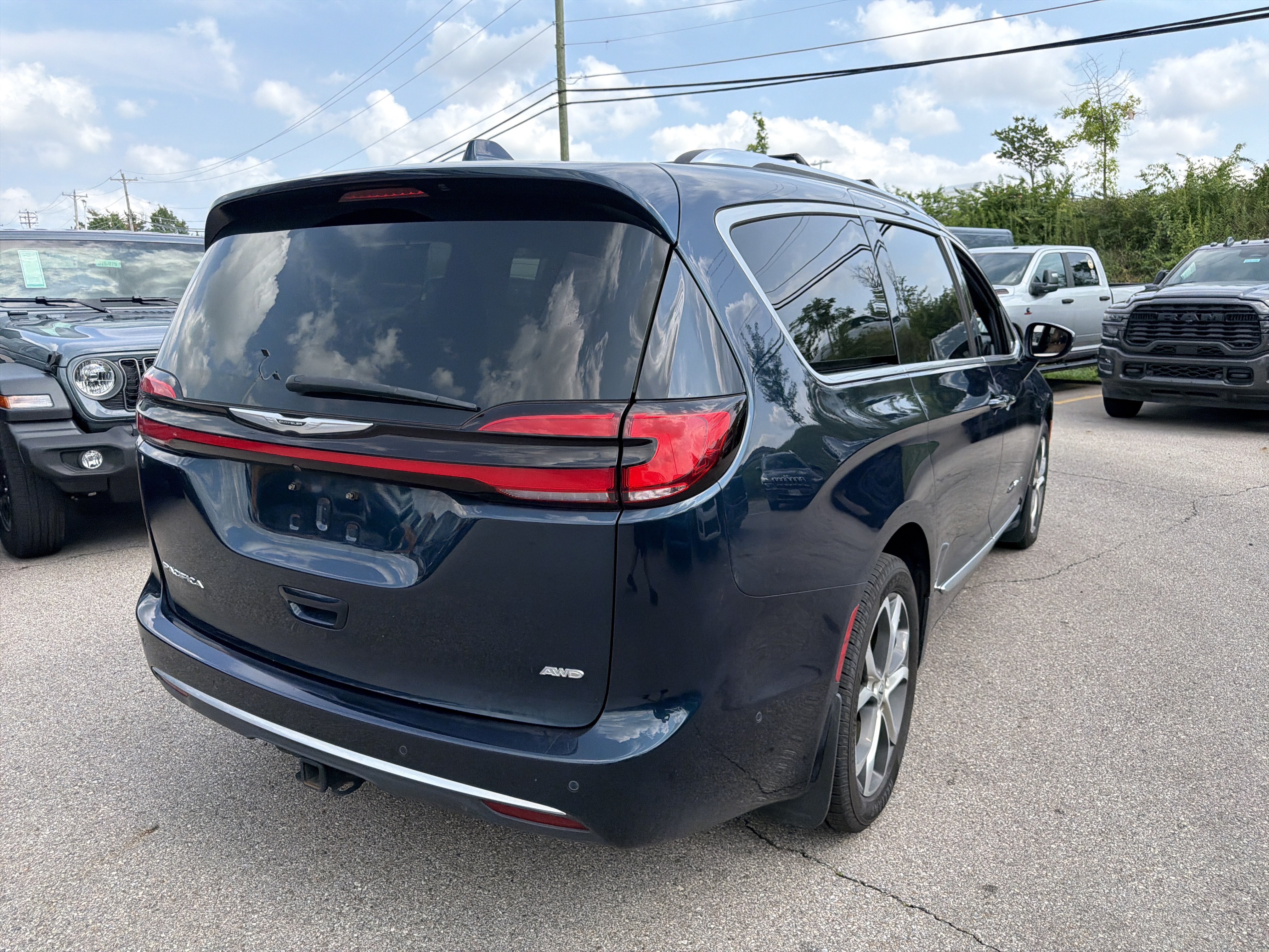 Used 2022 Chrysler Pacifica Pinnacle AWD/4WD image 11