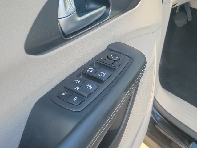 Used 2024 Chrysler Pacifica Touring-L FWD image 18