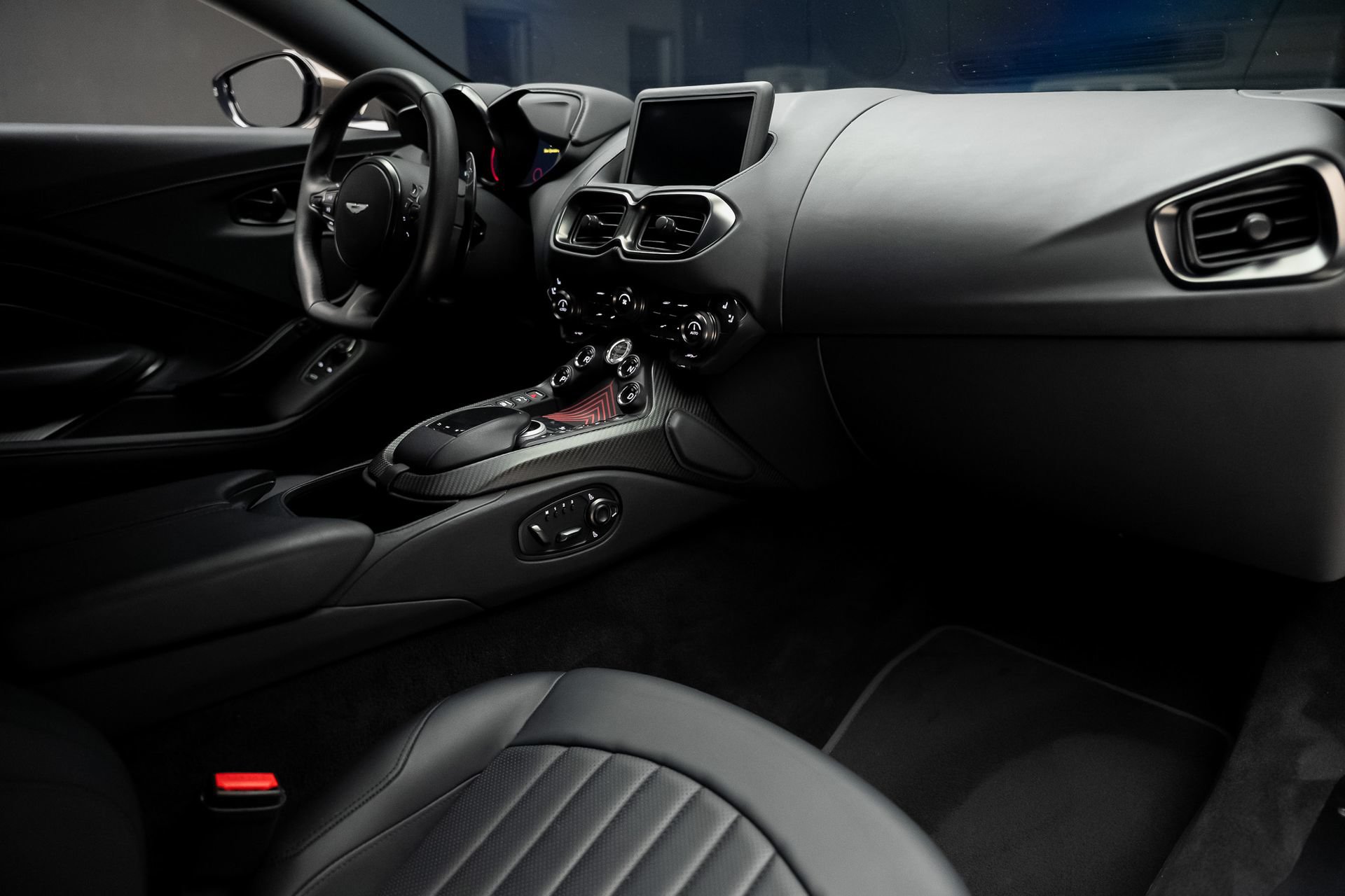 Used 2022 Aston Martin V8 Vantage Coupe RWD image 70