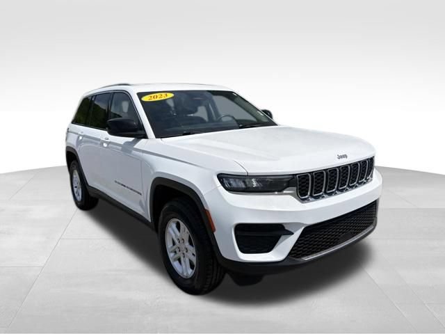 Used 2023 Jeep Grand Cherokee Laredo AWD/4WD image 7