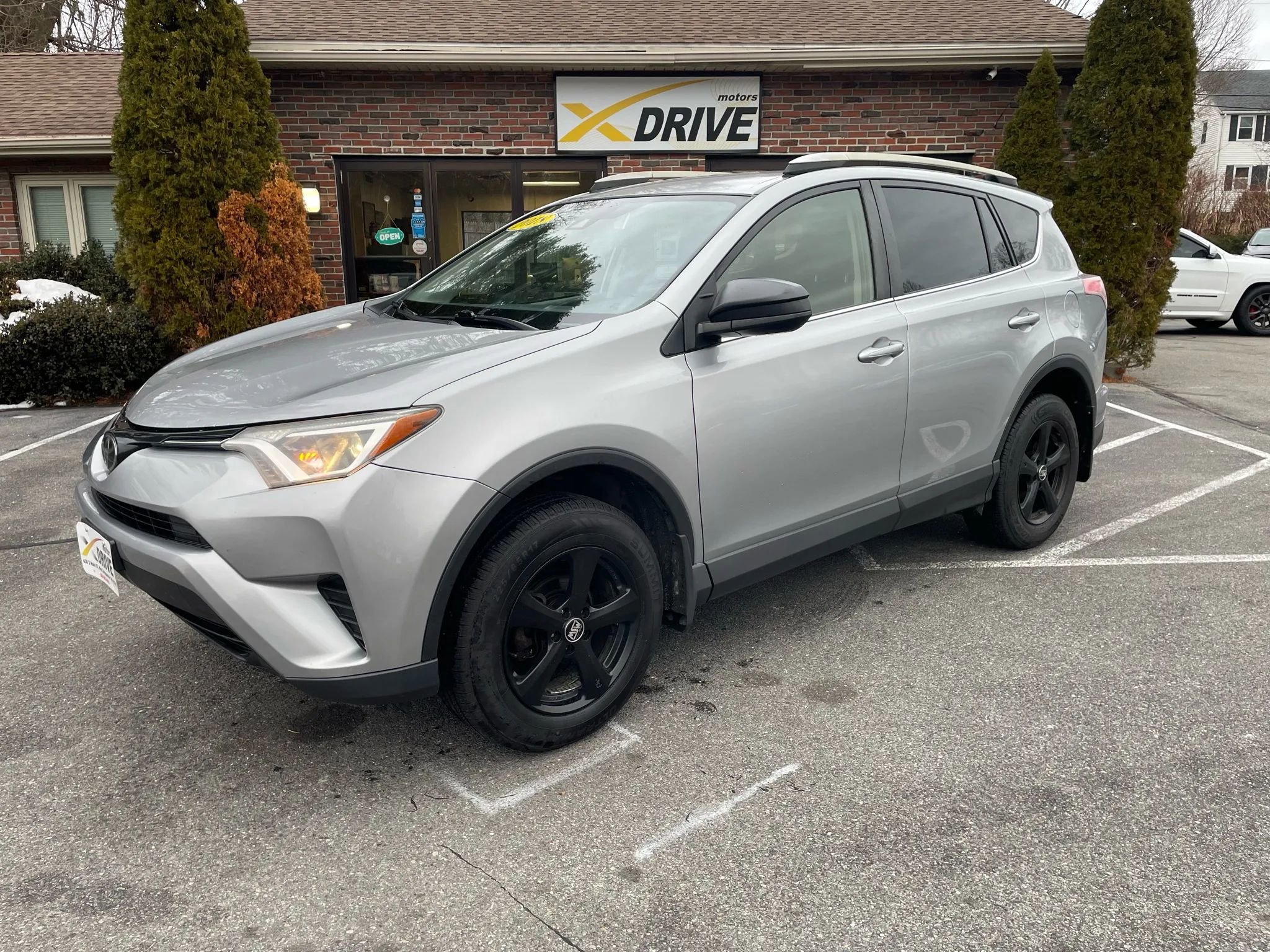 Used 2018 Toyota RAV4 LE w/ Carpet Mat Package image 8