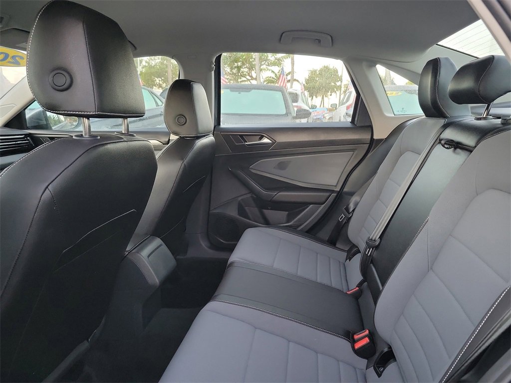 Used 2025 Volkswagen Jetta SE w/ Black Wheel Package image 7