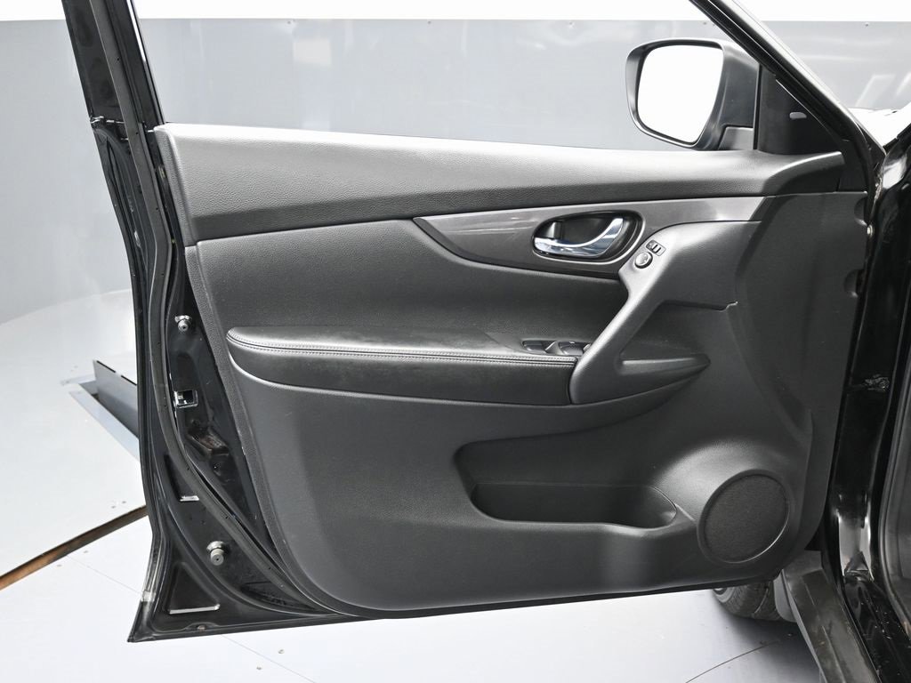 Used 2020 Nissan Rogue SV image 39