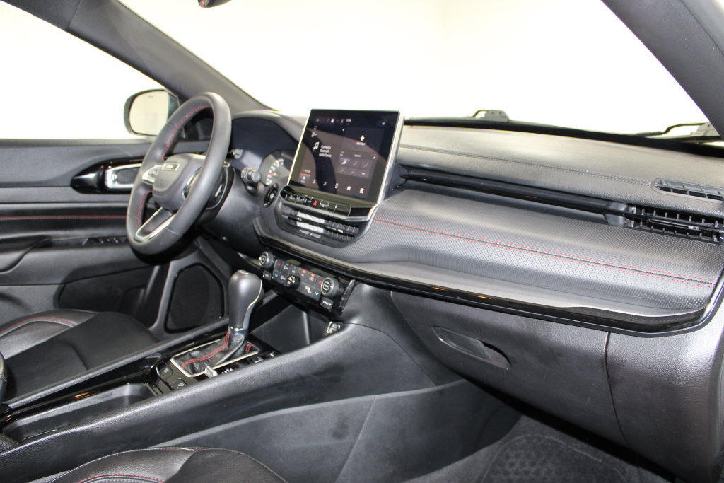 Used 2025 Jeep Compass Trailhawk AWD/4WD image 24