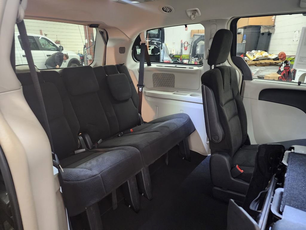 Used 2014 Chrysler Town & Country Touring image 27