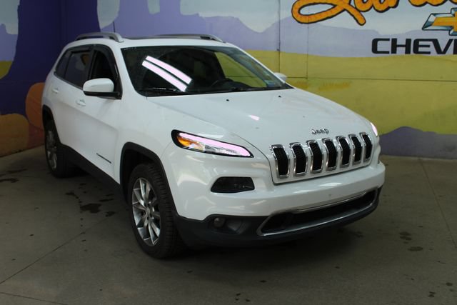 Used 2017 Jeep Cherokee Limited w/ Luxury Group AWD/4WD image 4