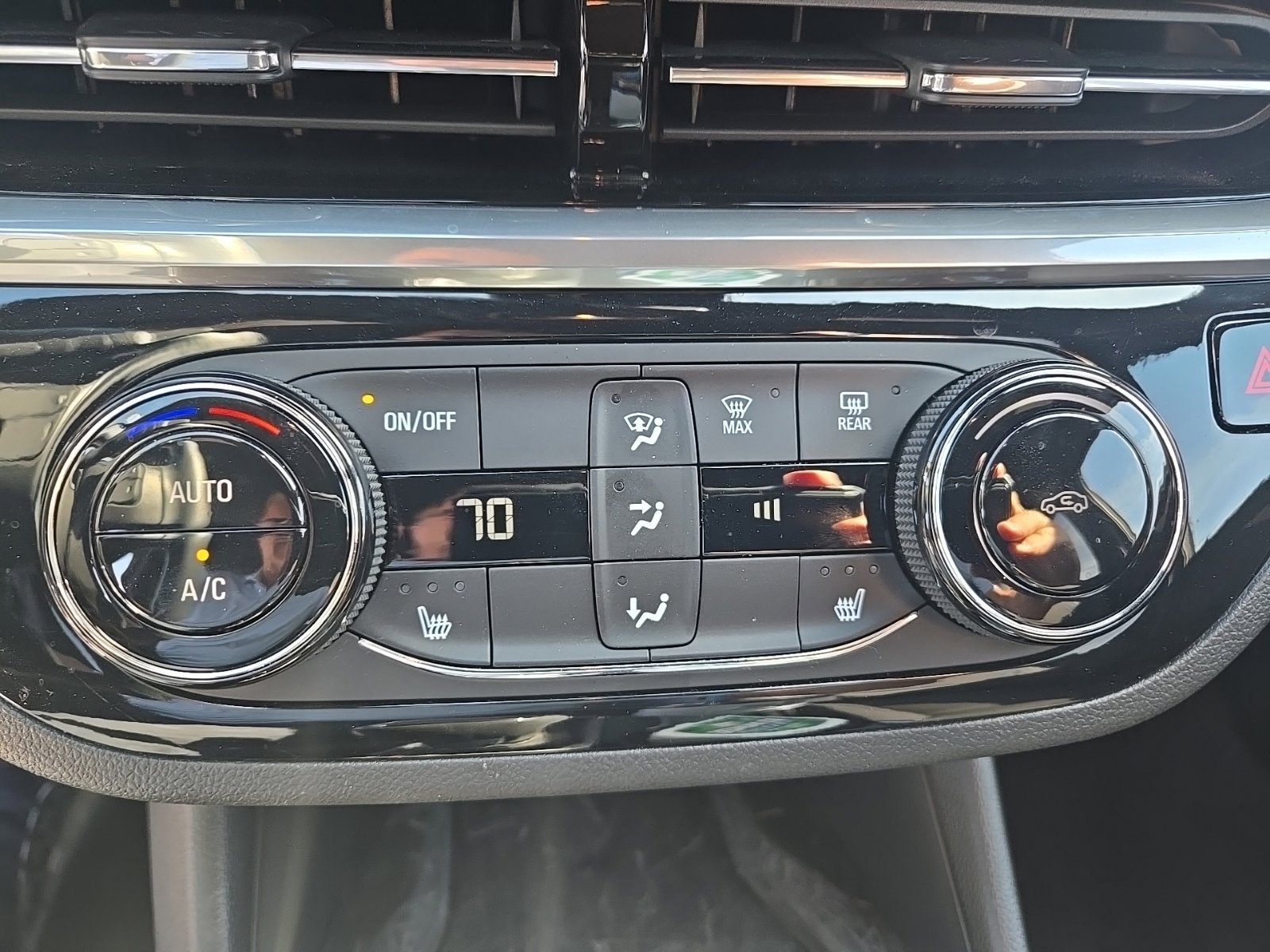 Used 2024 Buick Envista Sport Touring w/ Convenience I Package FWD image 17
