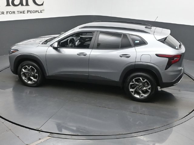 Used 2025 Chevrolet Trax LT FWD image 47