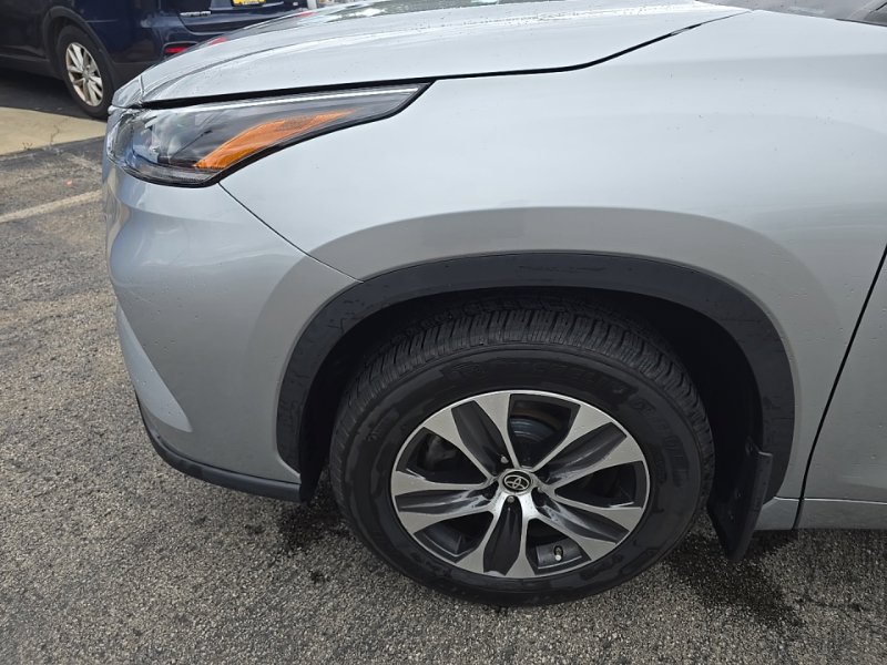 Used 2021 Toyota Highlander XLE AWD/4WD image 13