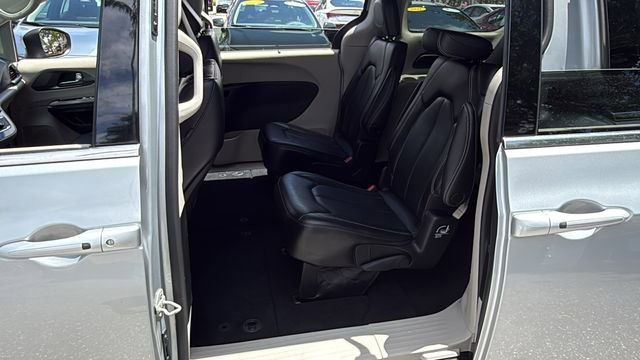 Used 2023 Chrysler Pacifica Touring-L FWD image 15