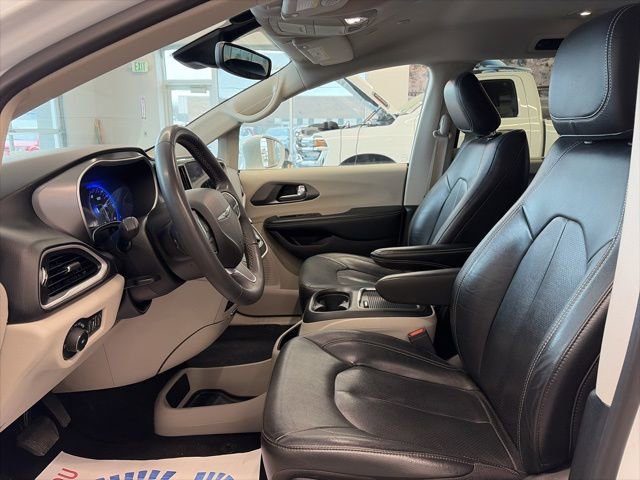Certified 2022 Chrysler Pacifica Touring-L image 12
