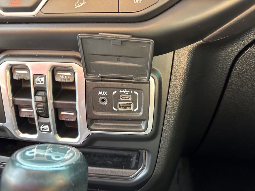 Used 2018 Jeep Wrangler Unlimited Sahara image 40