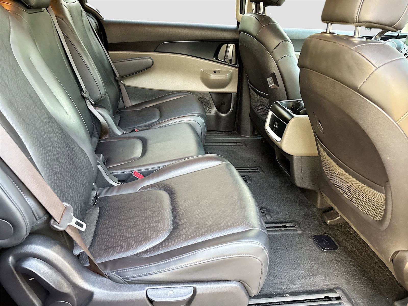Used 2025 Kia Carnival FWD image 29