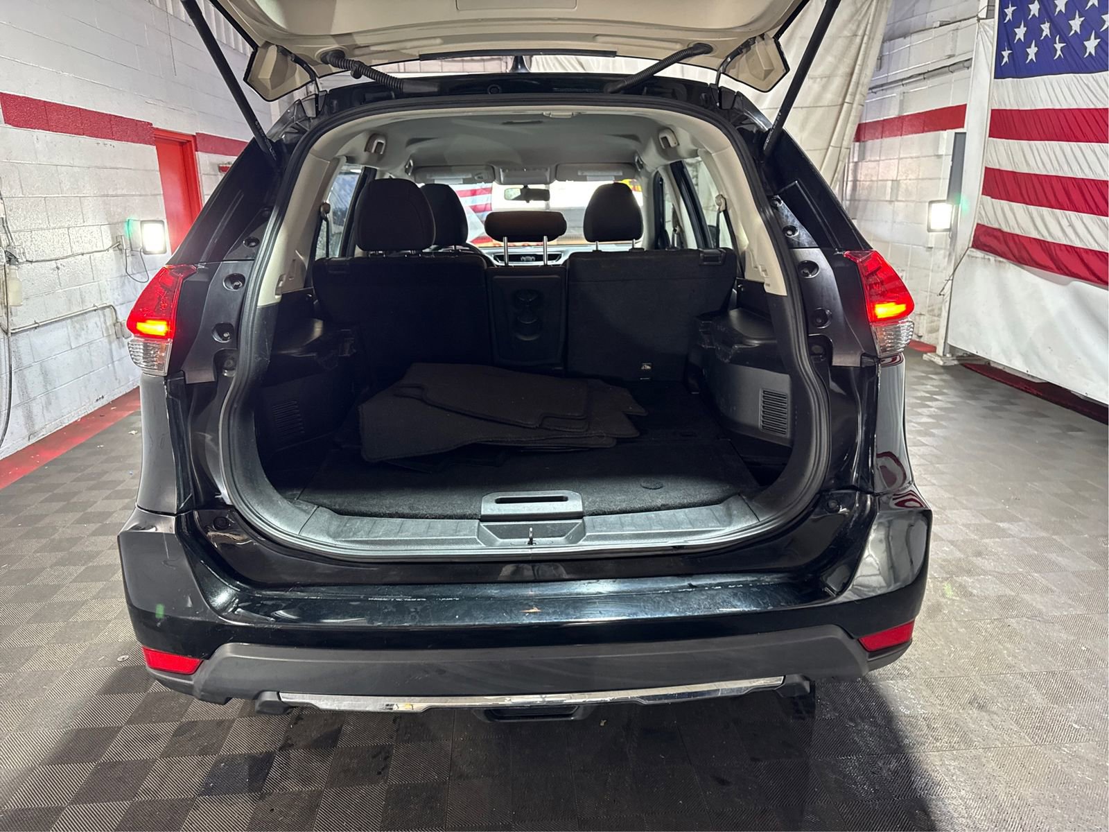 Used 2018 Nissan Rogue S image 11