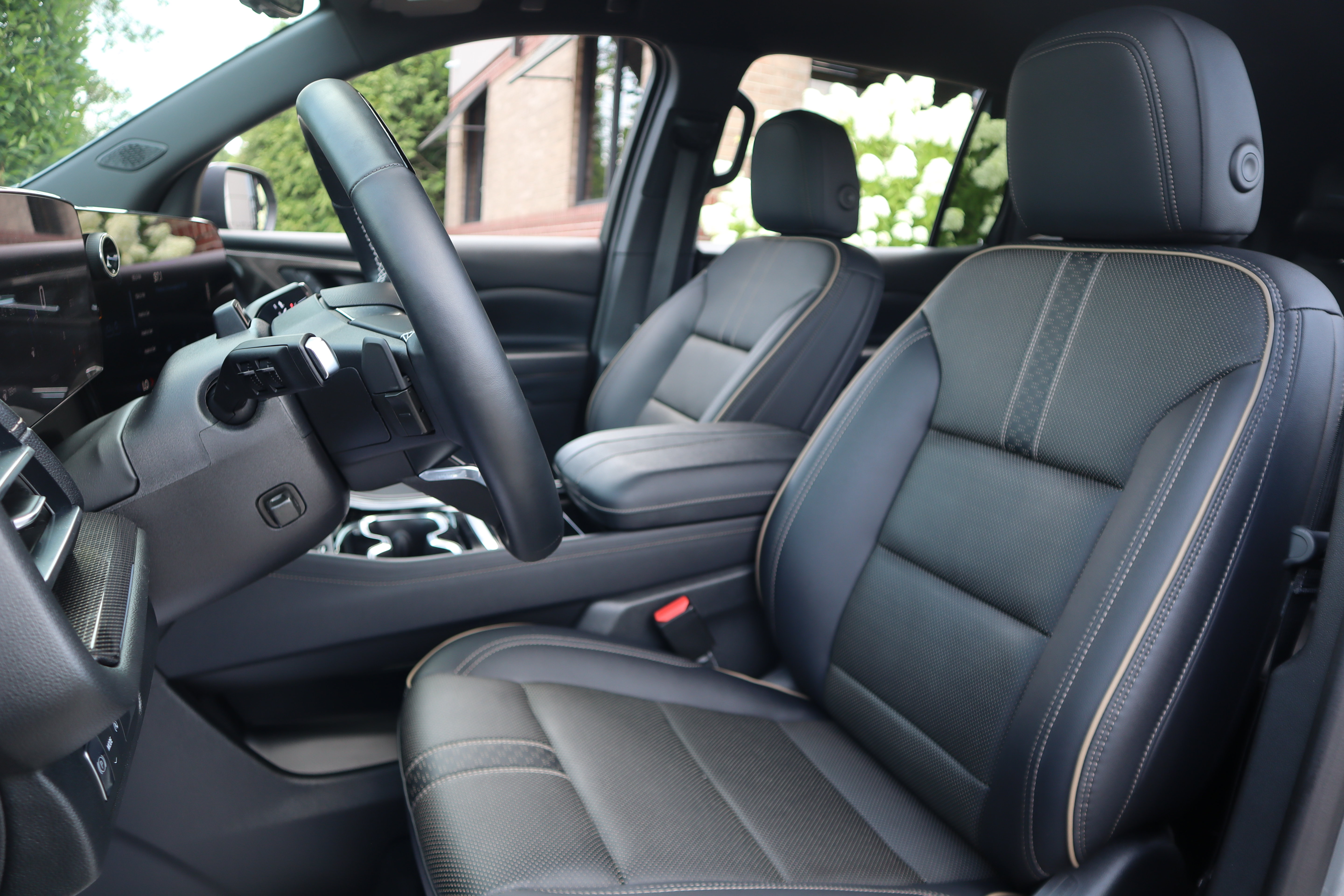 Used 2025 Chevrolet Traverse High Country FWD image 31