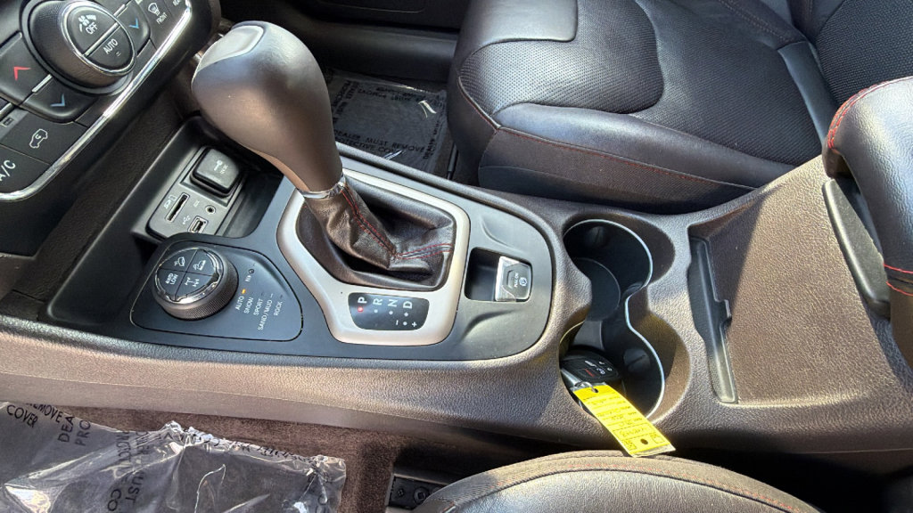 Used 2017 Jeep Cherokee Trailhawk image 13