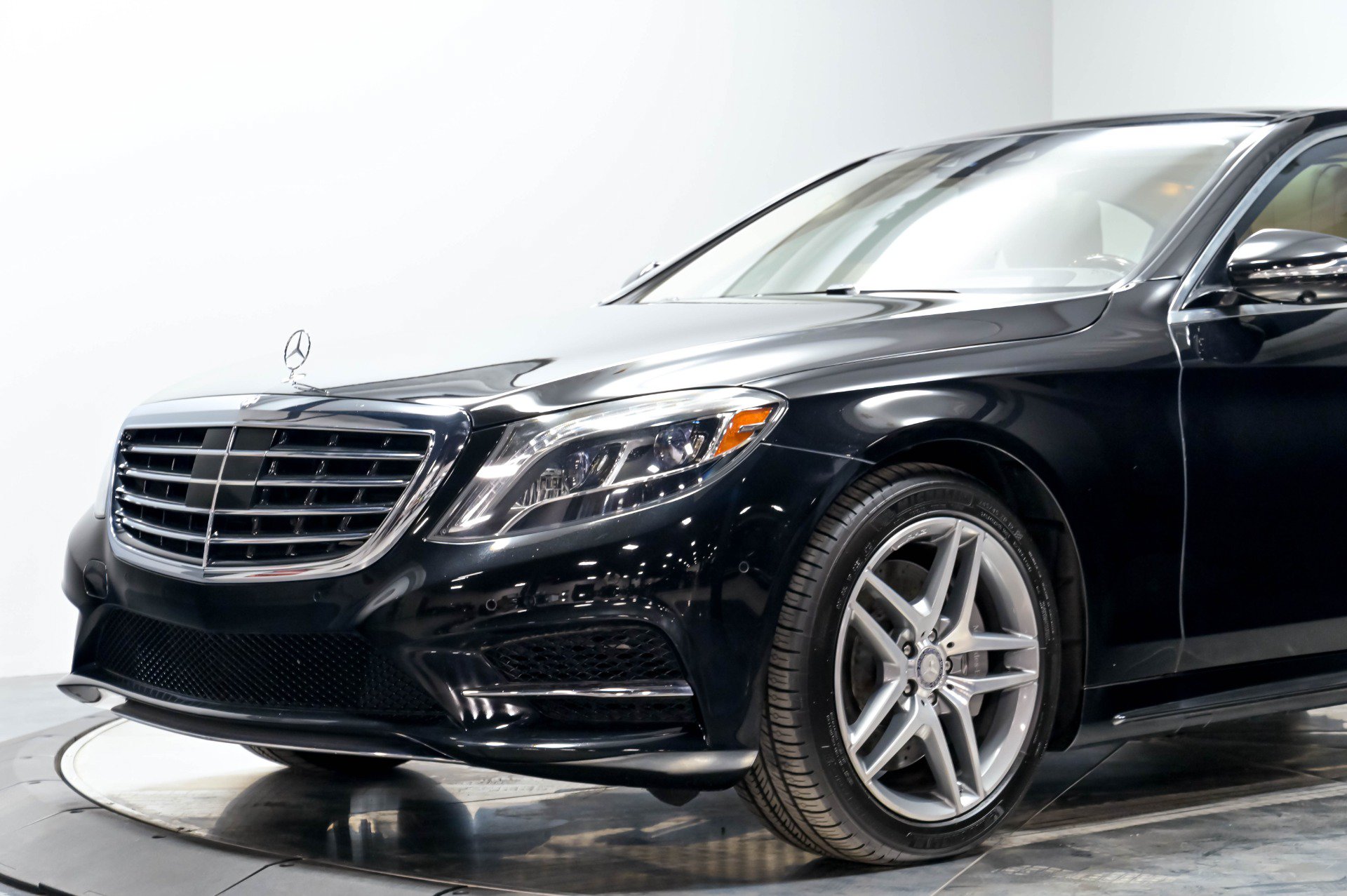 Used 2016 Mercedes-Benz S 550 4MATIC Sedan image 4