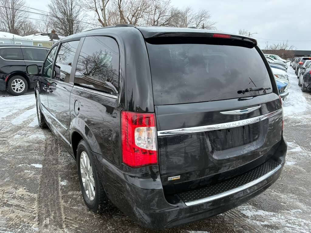 Used 2014 Chrysler Town & Country Touring image 8