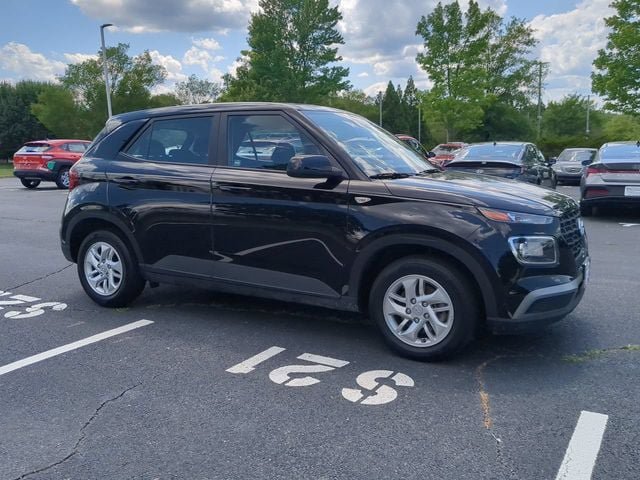 Used 2021 Hyundai Venue SE FWD image 2