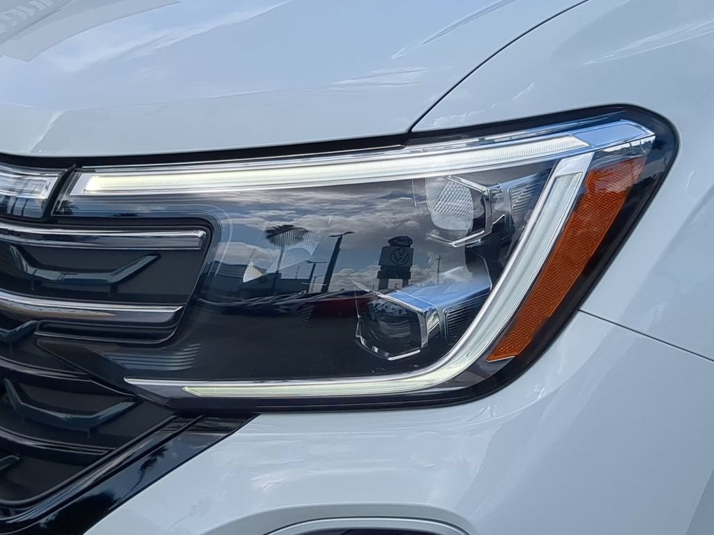 Certified 2025 Volkswagen Atlas Peak Edition SE AWD/4WD image 8