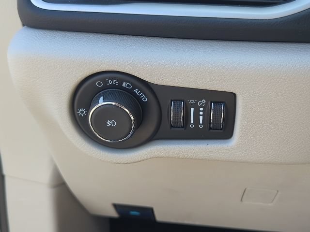 Used 2024 Chrysler Pacifica Touring-L FWD image 22
