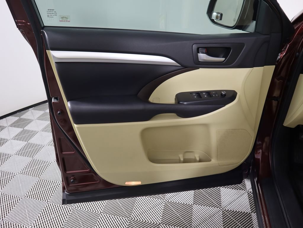 Used 2016 Toyota Highlander XLE image 25