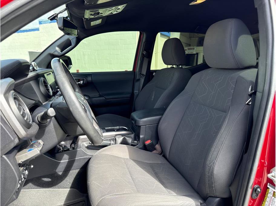 Used 2017 Toyota Tacoma TRD Off-Road image 12