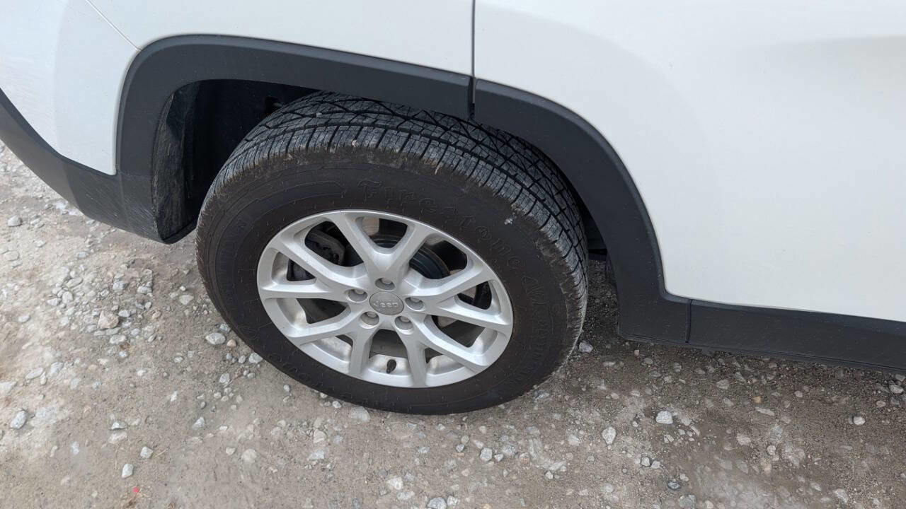 Used 2015 Jeep Cherokee Latitude w/ Cold Weather Group image 10