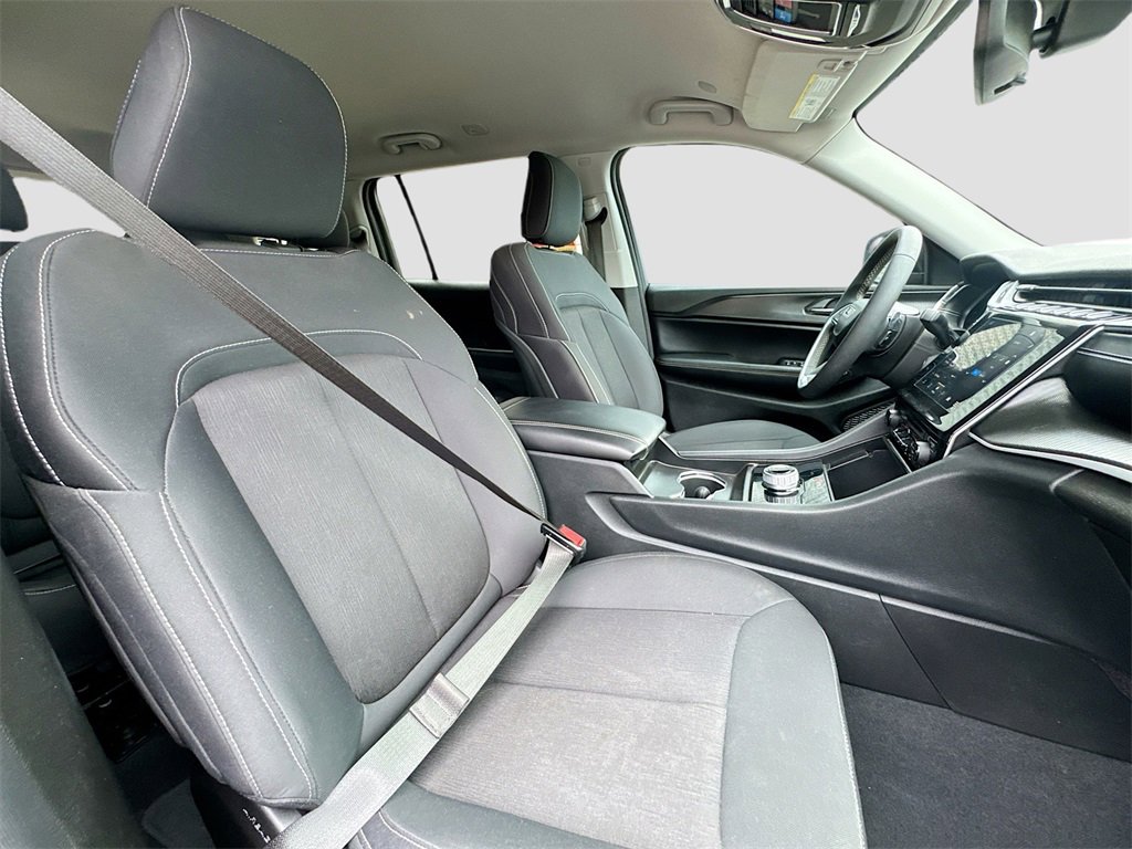 Used 2024 Jeep Grand Cherokee L Laredo image 28