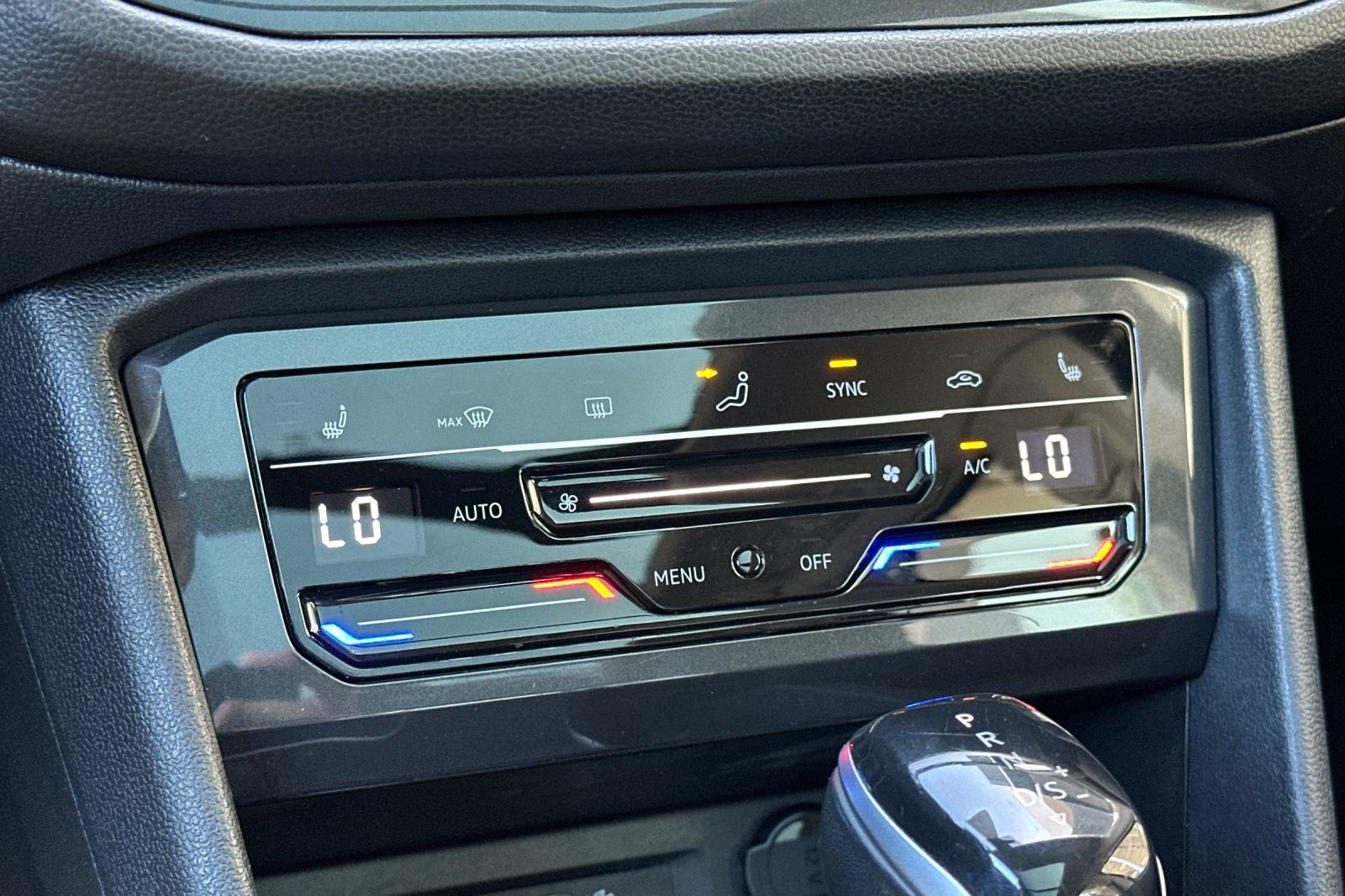 Used 2023 Volkswagen Tiguan SE w/ Panoramic Sunroof Package image 21