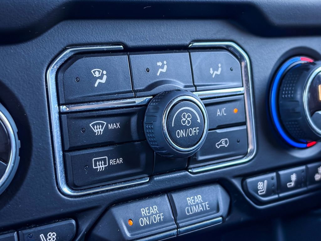 Used 2023 Chevrolet Suburban Premier image 32