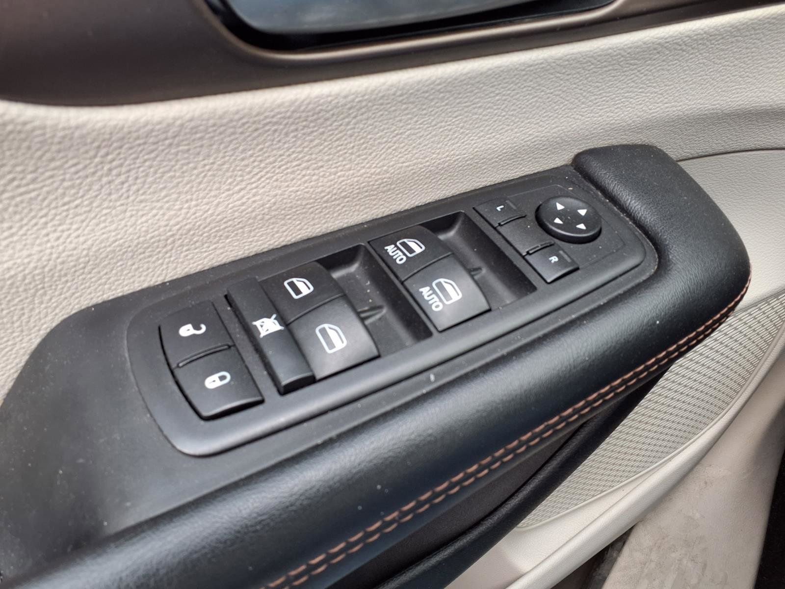 Used 2019 Chrysler Pacifica LX FWD image 14