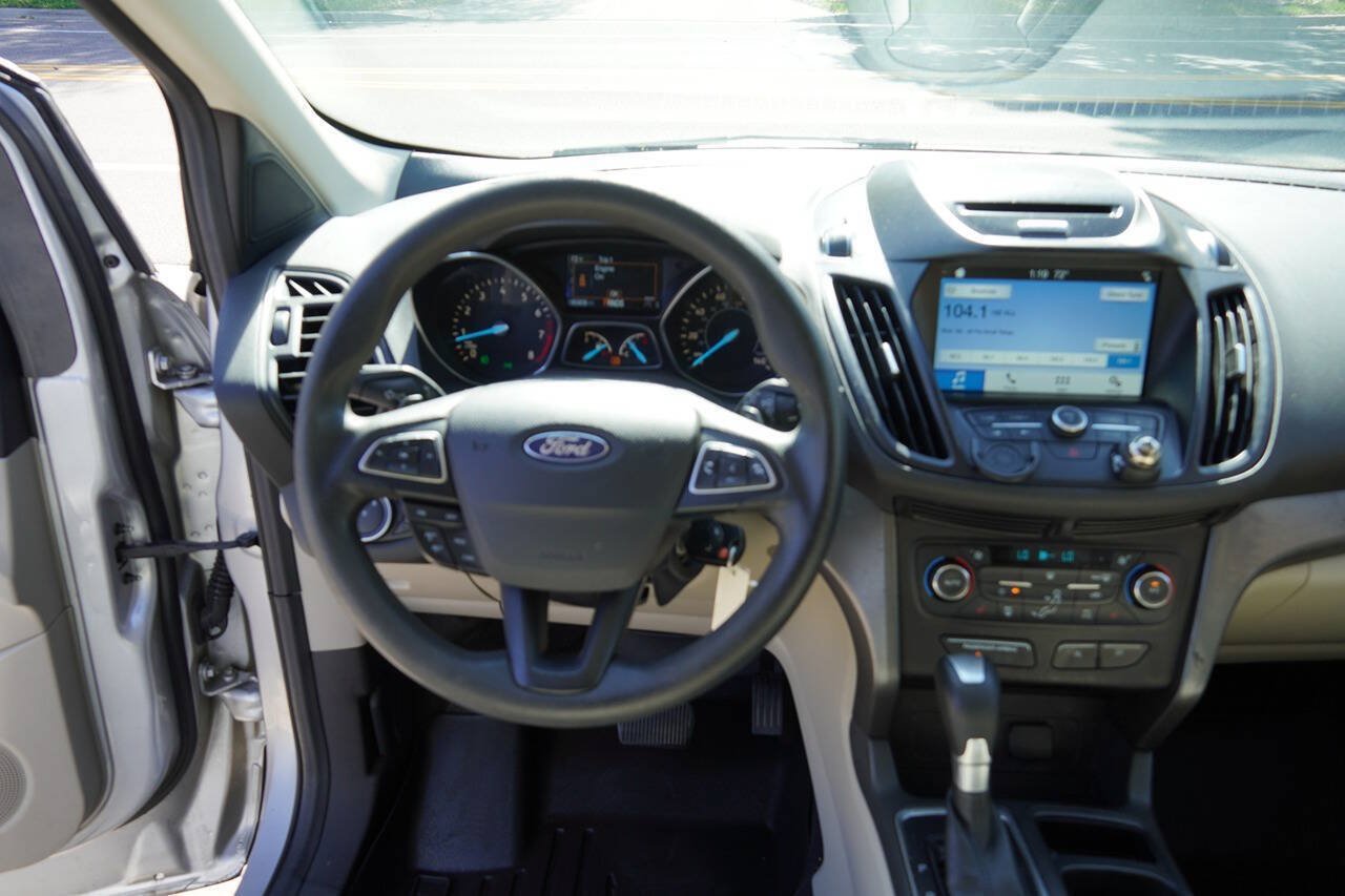 Used 2017 Ford Escape SE w/ Equipment Group 201A AWD/4WD image 16