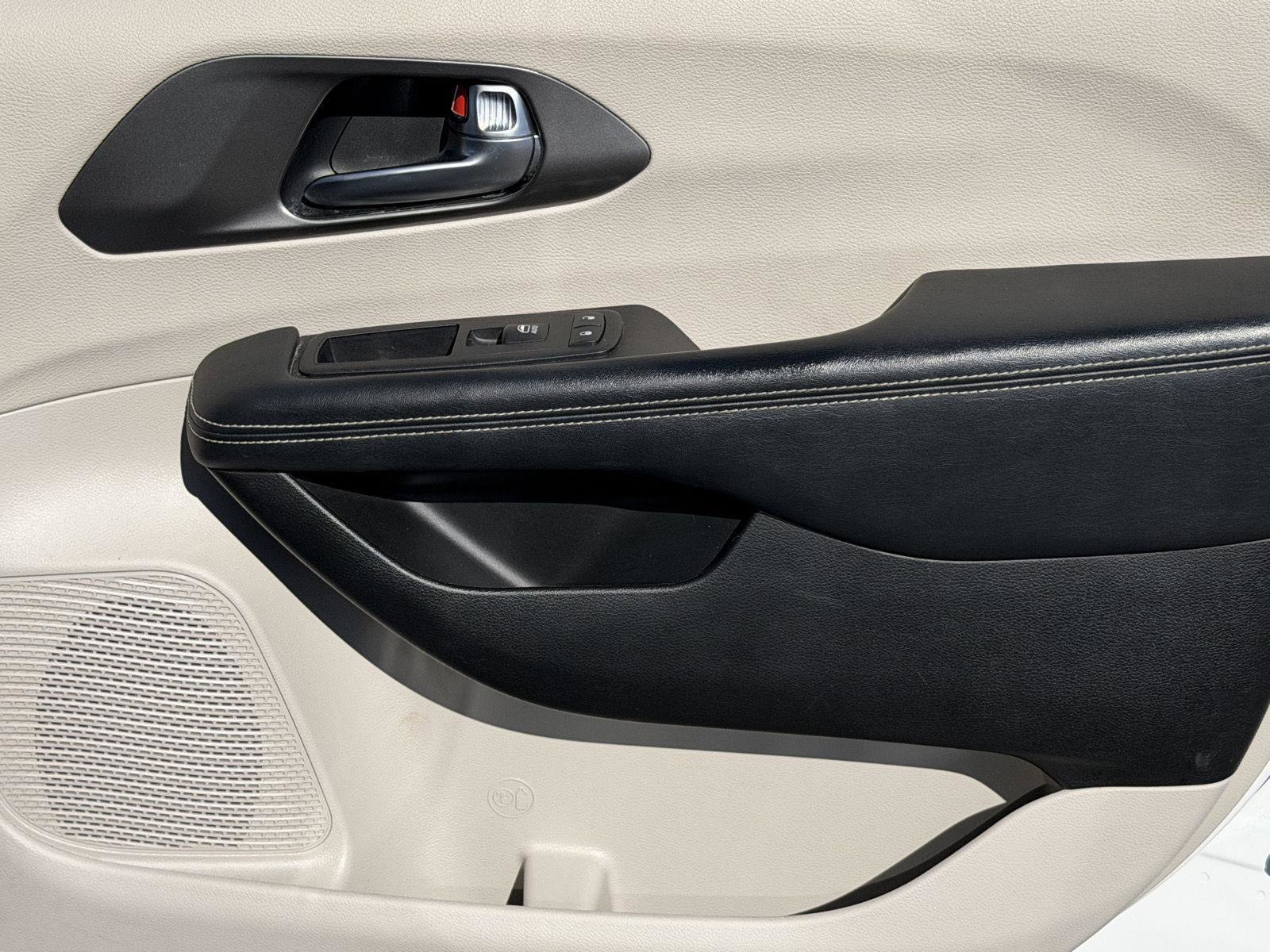 Used 2023 Chrysler Pacifica Touring-L image 20